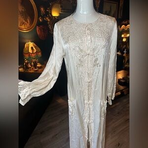 Vintage Peony Silk Embroidered Ivory Robe – Size 38
